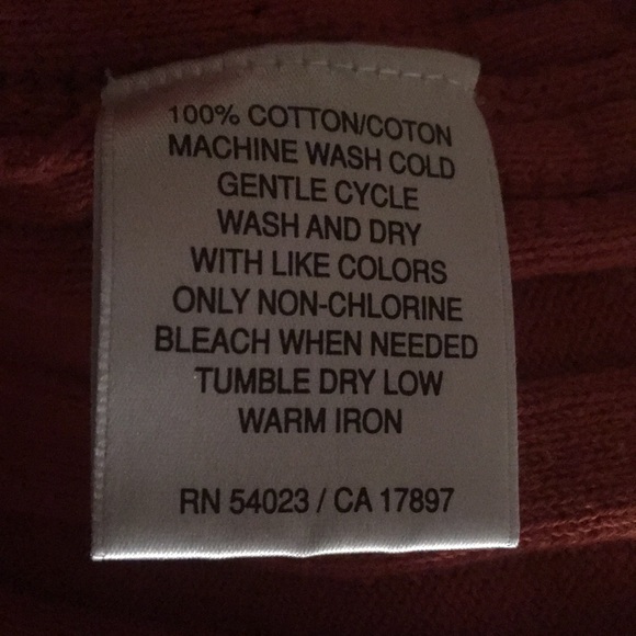 Red v-neck sweater - Picture 3 of 3